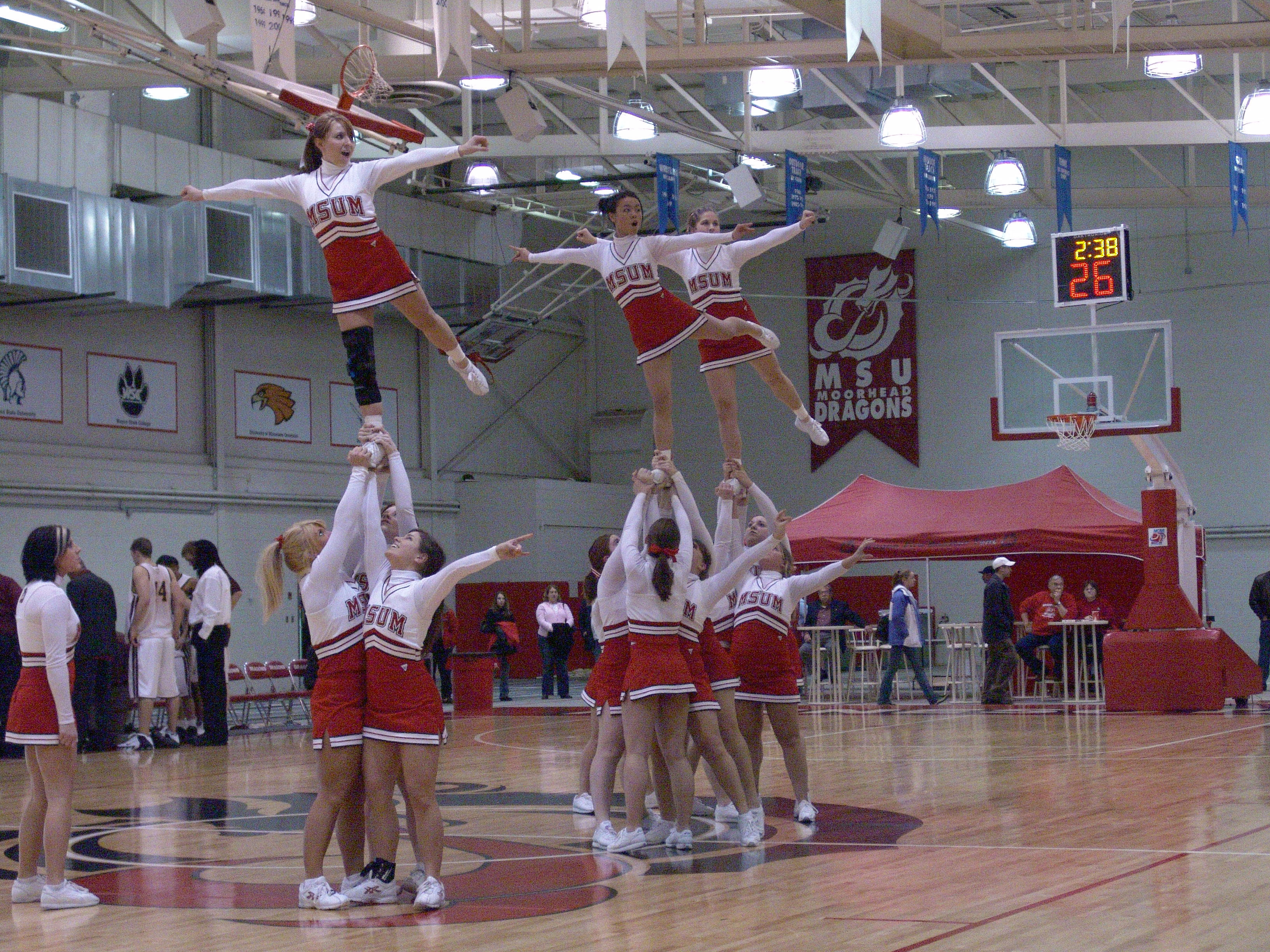 MSUM cheer team